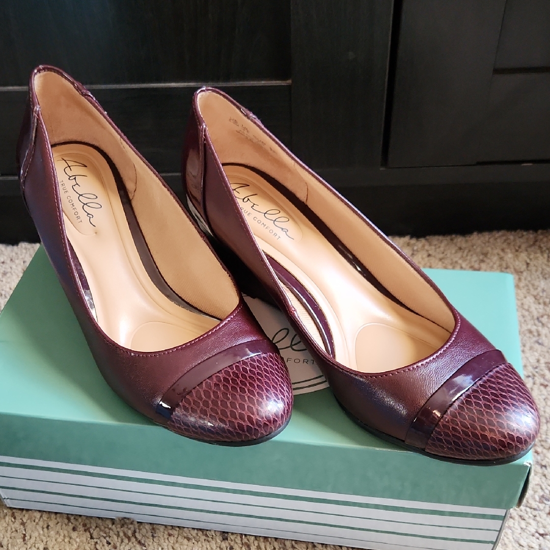Abella Maroon Textured Wedges
